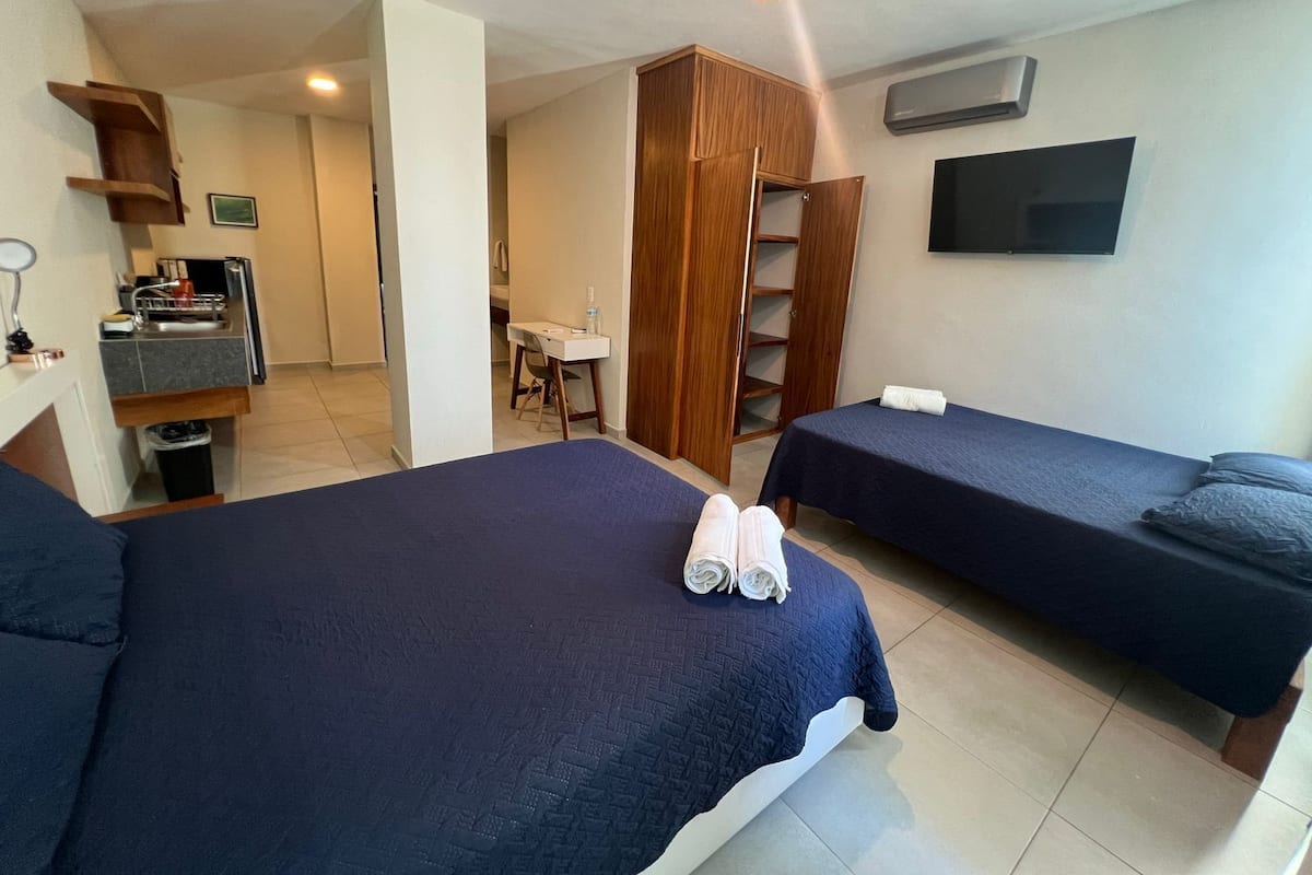 Superior kamer, 1 slaapkamer, keuken, uitzicht op strand | Een bureau, een laptopwerkplek, gratis wifi, beddengoed