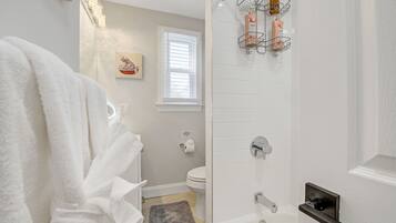 Secadora de cabello, toallas, jabón, shampoo