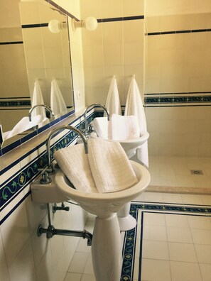 Doccia, asciugacapelli, asciugamani, sapone