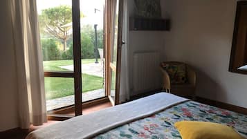 2 bedrooms, travel cot, free WiFi, bed sheets