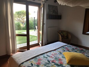 2 bedrooms, travel crib, free WiFi, bed sheets