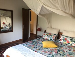 2 bedrooms, travel cot, free WiFi, bed sheets