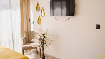 Työpöytä, silitysrauta/-lauta, Wi-Fi, vuodevaatteet