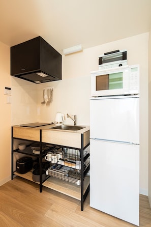 Base Studio Apartment | Private kitchen | Fridge, microwave, stovetop, electric kettle - Section L Hamamatsucho (Tokyo)