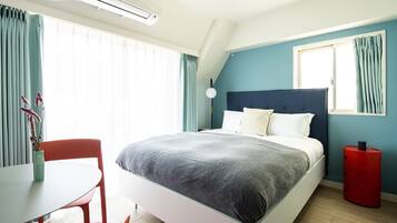 Tabla de planchar con plancha, wifi gratis y ropa de cama