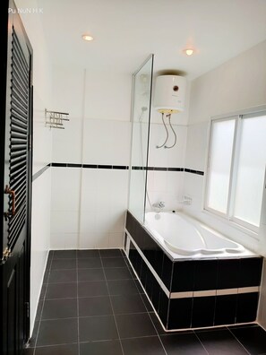 标准三人房 | 浴室