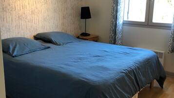 3 chambres, bureau, fer et planche Ă repasser, lit parapluie