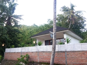 Vista frontal de la propiedad
