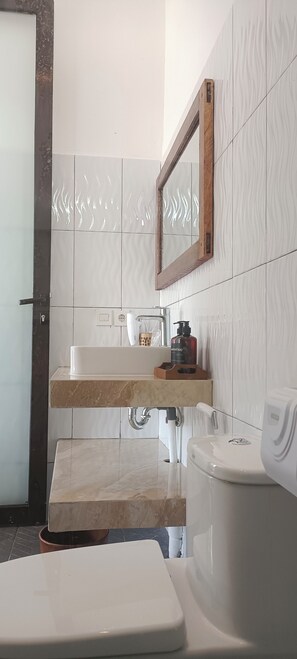 Standard Villa | Bathroom | Rainfall showerhead, designer toiletries, hair dryer, towels - The luxe villas lombok (Kuta)