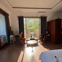 Standard Villa | Kaliteli yatak takımı, kuştüyü yorgan, yastık yüzeyli yatak, masa 