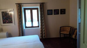 3 bedrooms, free WiFi - Rosemary, Family B&B  (Crillon-le-Brave)