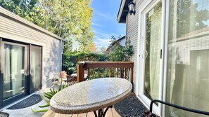 Outdoor dining - Serene Guest Suite w/ Private Bath and Kitchenette (San Jose)