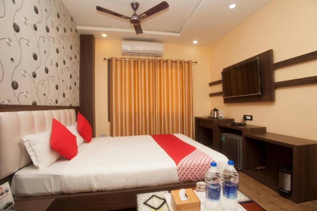 Desk, laptop workspace, iron/ironing board, free WiFi