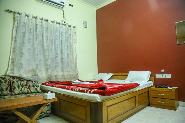 Desk, laptop workspace, iron/ironing board, free WiFi