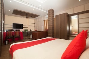 Desk, laptop workspace, iron/ironing board, free WiFi