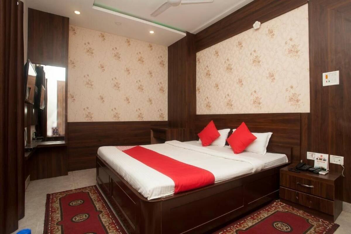 Desk, laptop workspace, iron/ironing board, free WiFi