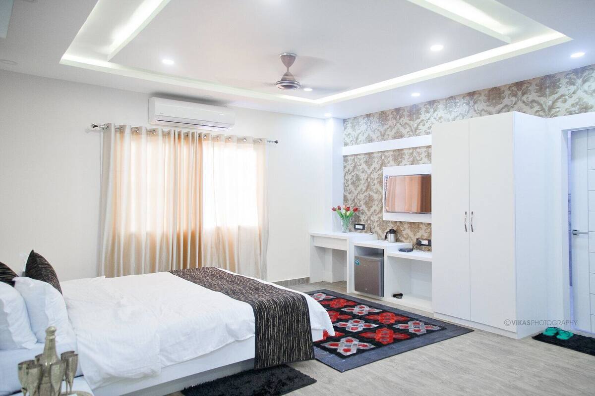Desk, laptop workspace, iron/ironing board, free WiFi