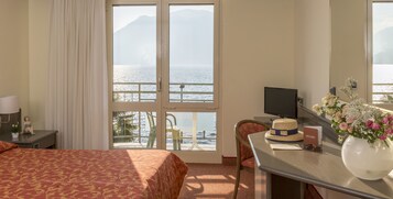 Caja de seguridad en la habitación y escritorio