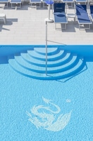 Una piscina al aire libre de temporada