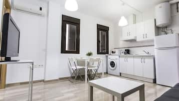 Een koelkast, een magnetron, een kookplaat