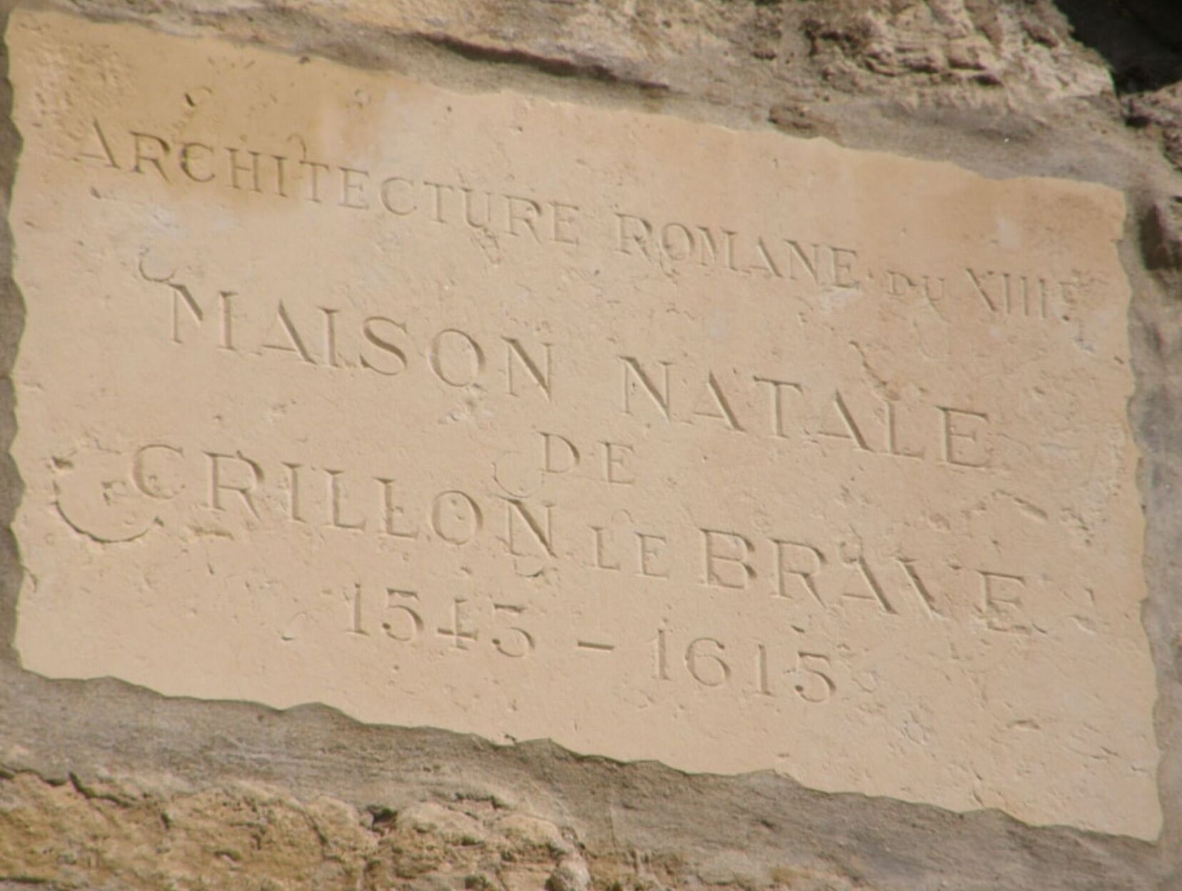 Eine Steintafel mit dem Text "ARCHITECTURE ROMANE DU XIXe MAISON NATALE DE CRILON LE BRAVE 1543-1615".