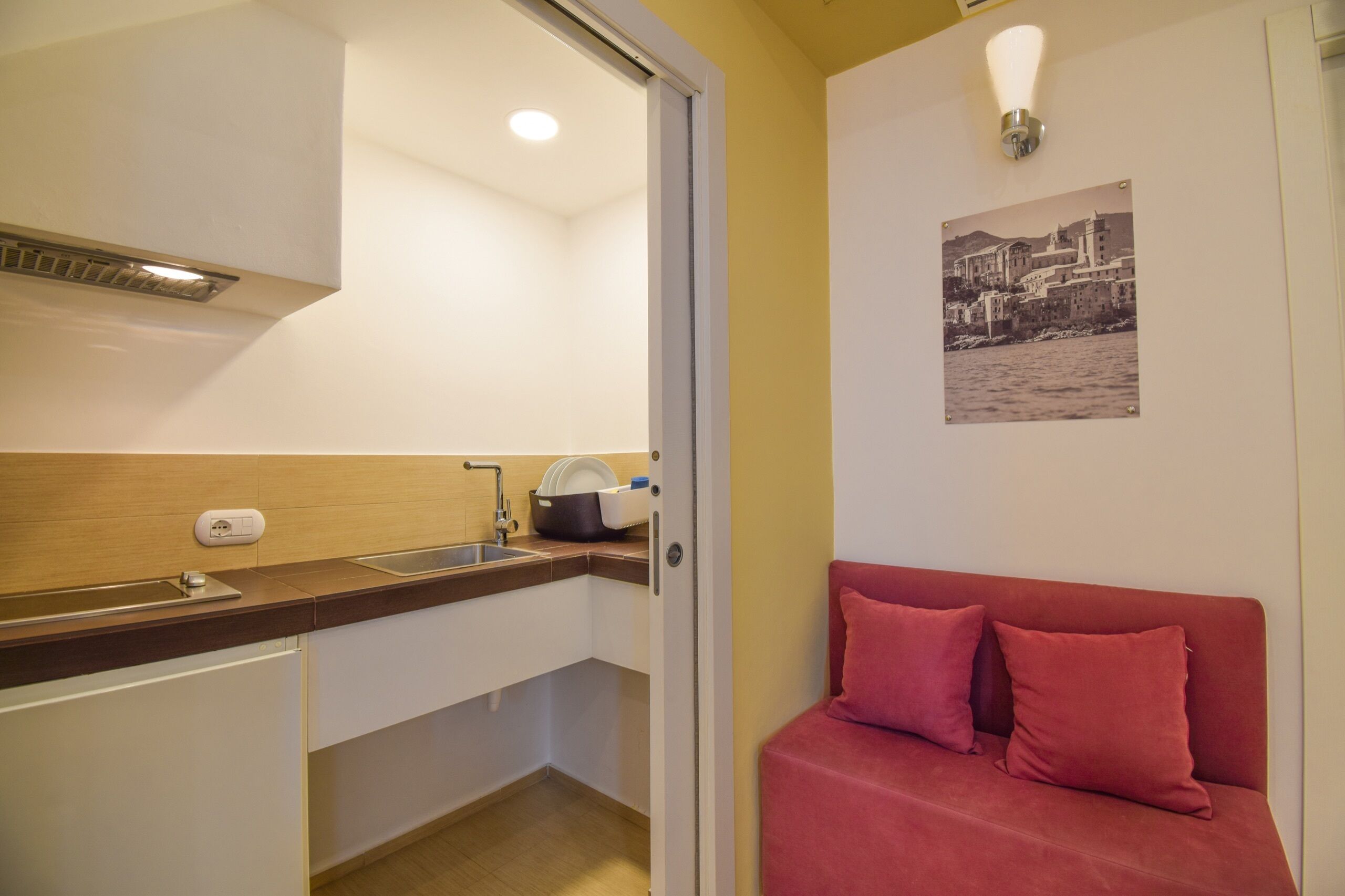 Secadora de cabello, toallas, jabón, shampoo 