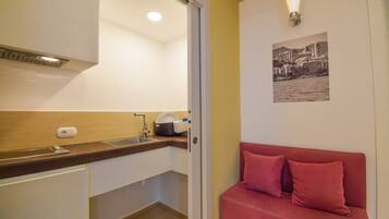 Secadora de cabello, toallas, jabón, shampoo