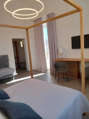 Habitación triple Deluxe, varias camas, accesible para personas con discapacidad, baño privado | Ropa de cama de alta calidad y edredones de plumas