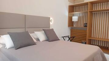 Deluxe Double or Twin Room, 1 Queen Bed, Accessible, Ensuite | Premium bedding, down comforters, memory foam beds, minibar