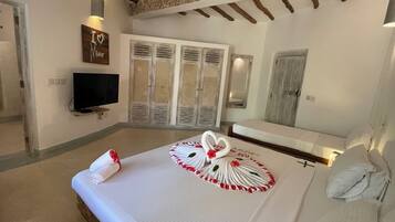 Habitación estándar | Espacio para trabajar con un portátil y tabla de planchar con plancha