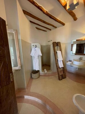 Shower, rainfall showerhead, free toiletries, hair dryer - Mawe Zuri Resort  (Watamu)