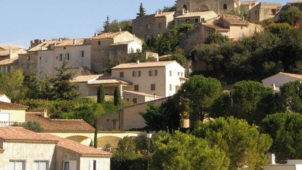 Un village perché sur une colline, doté d’une architecture traditionnelle, notamment une église remarquable avec un clocher.