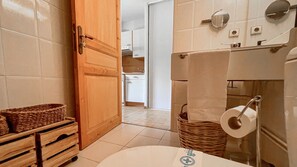 Articles de toilette gratuits, sèche-cheveux, serviettes fournies