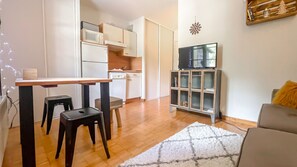 Télévision, baby-foot, table de tennis de table