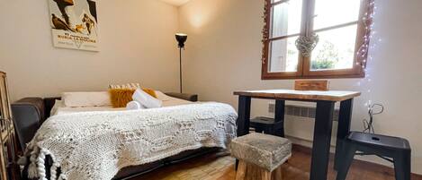 1 bedroom, bed sheets