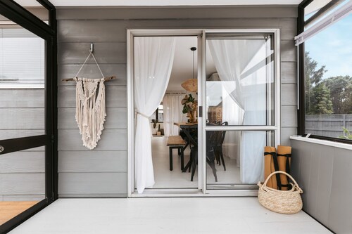 The San Pedro by Beyonder - Stylish Coastal Family Retreat – 3 Bedrooms, Large Deck with BBQ, Sunlit Conservatories, Fully Fenced Yard, 5-Min Walk to Papamoa Plaza & Beach
