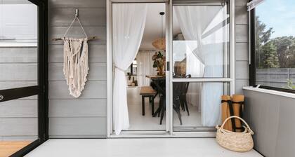 The San Pedro by Beyonder - Stylish Coastal Family Retreat – 3 Bedrooms, Large Deck with BBQ, Sunlit Conservatories, Fully Fenced Yard, 5-Min Walk to Papamoa Plaza & Beach