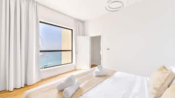 Deluxe 2BR Apartment | 2 bedrooms, in-room safe, desk, iron/ironing board