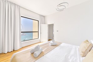 Deluxe 2BR Apartment | 2 多间卧室、客房内保险箱、办公桌、熨斗/熨衣板