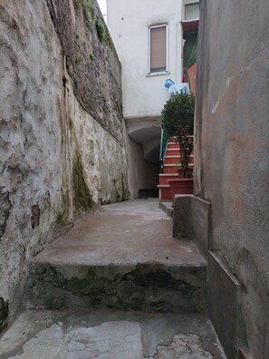 المنطقة المحيطة بالمنشأة