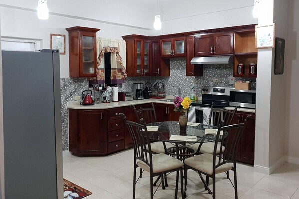 Apartment | Private kitchen | Fridge, microwave, oven, stovetop - Lovely 2-bed Apartment in the New Kingston Area (Kingston)