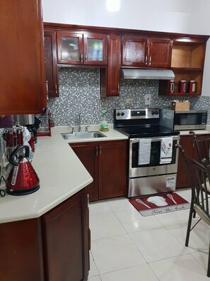 Apartment | Private kitchen | Fridge, microwave, oven, stovetop - Lovely 2-bed Apartment in the New Kingston Area (Kingston)