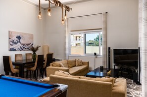 Familie villa | Woonkamer | Een 49-inch smart-tv met digitale zenders, televisie en Netflix