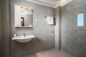 Villa familiale | Salle de bain | Séchoir à cheveux, serviettes fournies, papier de toilette