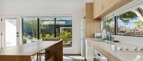 Refrigerador, microondas, lavavajillas y cafetera y tetera