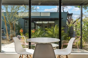 Outdoor dining - Unique Design 1-bedroom Container - 80 Walkscore! (Phoenix)