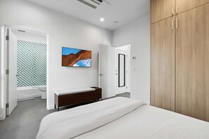 2 bedrooms, WiFi - Unique Design 1-bedroom Container - 80 Walkscore! (Phoenix)