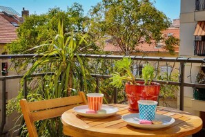 Outdoor dining - DEJA BLUE 4 beds 4 baths AC in center Cannes (Cannes)