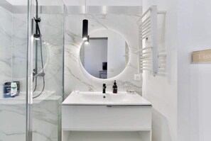 Shower, hair dryer, towels, shampoo
