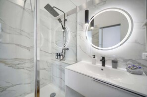 Shower, hair dryer, towels, shampoo